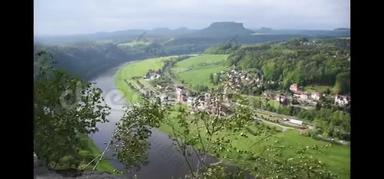 埃<strong>尔巴</strong>河位于瑞士萨克森州的顶部，靠近<strong>巴斯</strong>蒂大桥。 德国萨克森