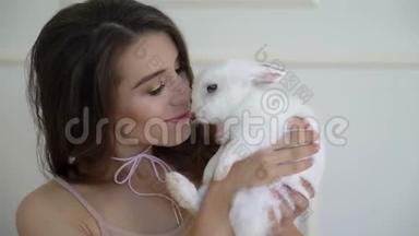 爱心孕妇40岁在她家玩小白兔.. 近点