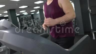 在跑步机上慢跑减肥，在健身房做有氧运动