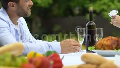 夏季男女在户外约会、聊天和喝酒