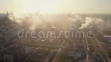 空中观景。 框架内是化学工业综合体.. 许多工厂的烟囱喷出烟雾。 大气污染
