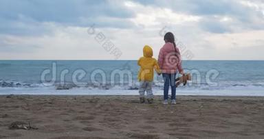 <strong>小朋友</strong>在沙滩上玩.. 姐姐和她的弟弟牵手