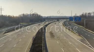德国7号高速<strong>公路</strong>是德国最长的高速<strong>公路</strong>，也是欧洲最长的国家高速<strong>公路</strong>。 A7上交通时间的推移。