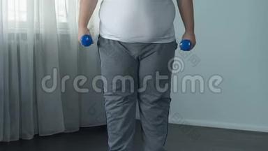 有动力的胖子锻炼下蹲和举起哑铃，增强肌肉