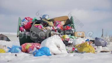 垃圾是堆积如山的垃圾场，人行道社区村里有许多垃圾塑料袋是黑色垃圾，塑料垃圾袋装垃圾桶