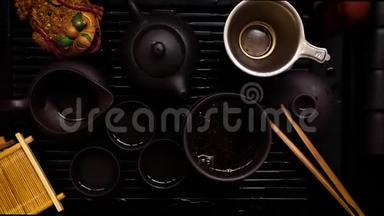 茶几上的中国茶冲泡仪式.. 带有变焦的黑色背景