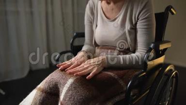 老太太看着握手哭泣，有老年痴呆症的症状
