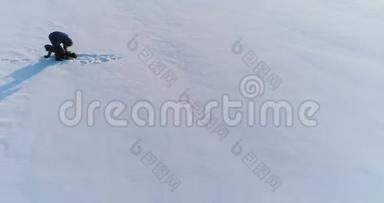妈妈和太阳在雪地里一起跑步和玩耍。 空中镜头。 冬天的家庭消遣
