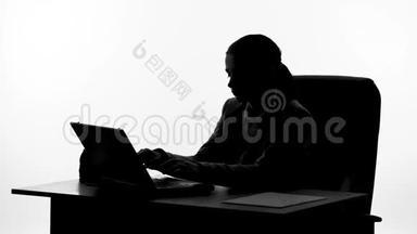 无聊的女办公室职员在笔记本电脑上打字，工作仇恨，无聊的日常工作