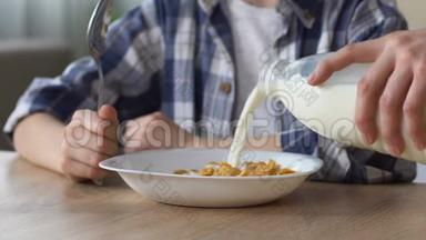 健康早餐加牛奶的玉米片，男孩放学前吃，关门