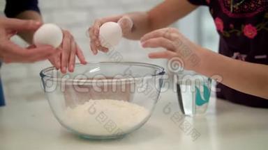 煮手破鸡蛋。 一起准备早餐。 妈妈和孩子一起做饭