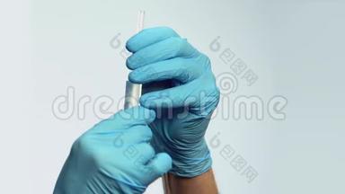 护士双手拿着带有抗生素的注射器，准备注射，糖尿病