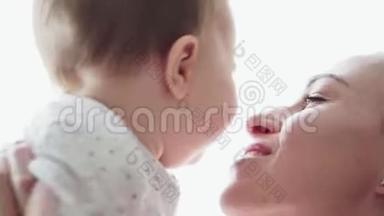 可爱的妈妈和快乐的小宝宝玩耍，亲吻和微笑