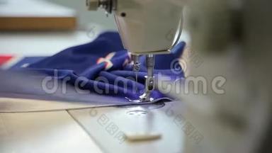 女手握着缝纫机后面的布料。 缝纫机后面的裁缝，工作时的裁缝，