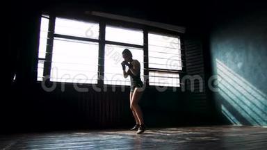 <strong>剪影</strong>美丽的年轻拳击女子训练拳击健身室慢<strong>动作</strong>