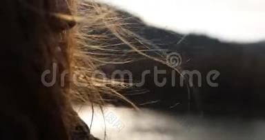 发姑娘在风中飞扬.. 1.她的头发和身体在清新的风中摇曳