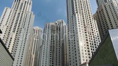 高楼大厦，迪拜。 住宅区的塔楼挡住了蓝天。