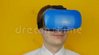 穿着蓝色头戴显示器的活泼快乐的男人环顾四周，虚拟现实，hmd360