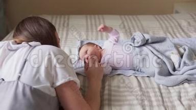 妈妈牵着婴儿`手