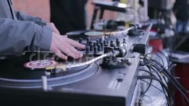 DJ用唱片机播放音乐. DJ党股票未来