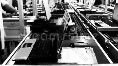 笔记本电脑工厂的传送带。 <strong>黑白色调</strong>.. 动作快。