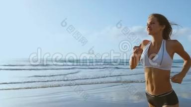 女子运动员剪影在海滩上奔跑，<strong>冲刺</strong>海浪在海边的早晨背景上坠毁。 下面的运动步骤。