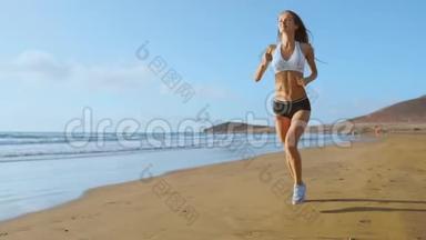 女子<strong>运动</strong>员<strong>剪影</strong>在海滩上奔跑，冲刺海浪在海边的早晨背景上坠毁。 下面的<strong>运动</strong>步骤。