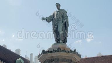 古代统治者的雕像戴着托加，这是奥地利维也纳令人惊叹的雄伟纪念碑，倾斜着