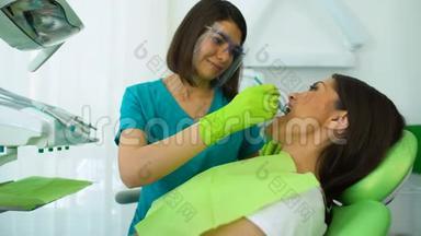 专业牙医检查病人牙齿，合格的帮助，定期检查