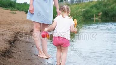 <strong>小孩</strong>子在河里玩，<strong>夏天</strong>女孩从锅里倒水。 妈妈照顾她的女儿。
