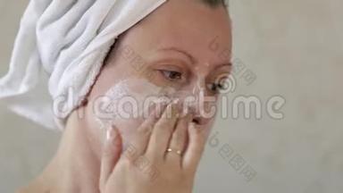 一位中年妇女用保湿面膜敷脸