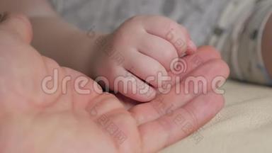 父亲和婴儿的手。