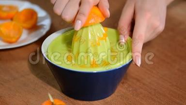 女人的手把橘子汁<strong>挤出</strong>来。