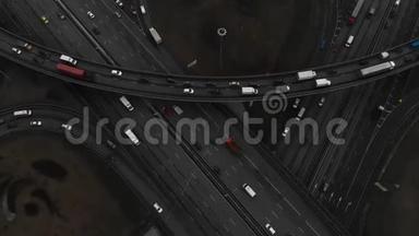 城市主要道路的俯视图.. 道路交叉口的俯视图.. 摄像机对准了路口