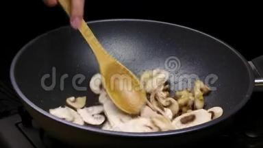 切碎的蘑菇片和鸡肉片在炒锅里用油煎。 与<strong>香瓜</strong>烹饪过程的一部分