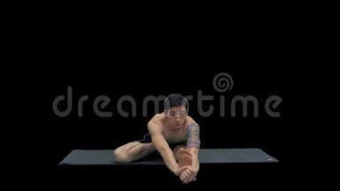 男子在座位Marichyasana瑜伽姿势伸展腿和<strong>脊</strong>柱锻炼，阿尔法通道