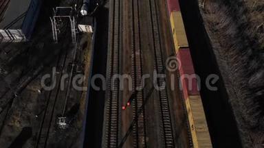 两名铁路工人在常备货运列车旁边的铁轨上。 工人团队保证铁路服务。 空中景观