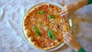 儿童`的手拿着一片比萨饼从一个白色<strong>盘子</strong>在<strong>餐厅</strong>，咖啡馆。 特写镜头。 小男孩小女孩吃披萨