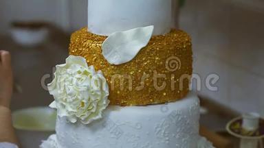 用糖碎花装饰婚礼蛋糕
