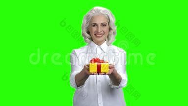 女人在绿色屏幕上送礼物。