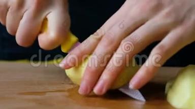 女人在切菜板上切土豆片