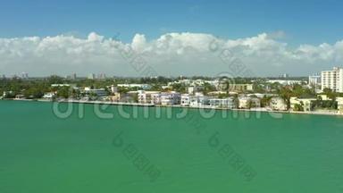 迈阿密海滩建筑的空中天桥。 带有游泳池的住宅公寓