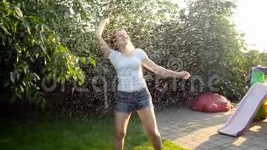 <strong>慢镜头视频</strong>快乐开朗的年轻女子长发在夏雨中在后院跳舞