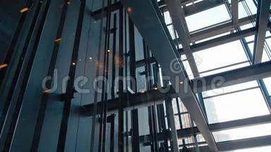 摩天大楼玻璃升降轴现代办公大楼电梯