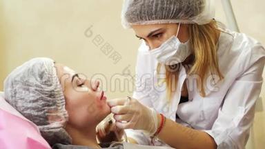 美容诊所。 一个女人得到美容美容程序。 肉毒杆菌。