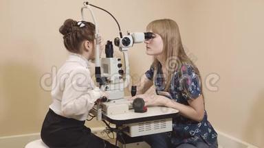医生正在做眼的生物显微镜<strong>检查</strong>，他<strong>检查眼睛</strong>是否有疾病