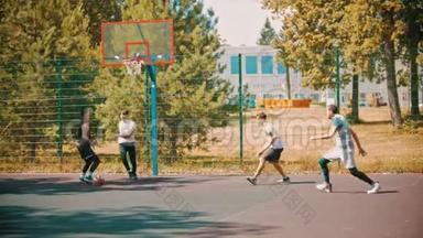 4个年轻人在运动场上打篮球