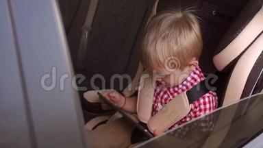 一个小孩子的肖像，车后座上有一个平板电脑。