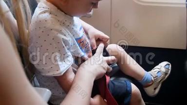 飞行前幼儿母亲在飞机上系安全带的4k特写视频