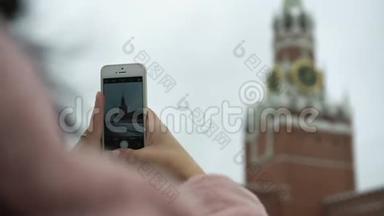 旅游女孩在<strong>红色</strong>广场拍摄历史<strong>地标</strong>的手机照片